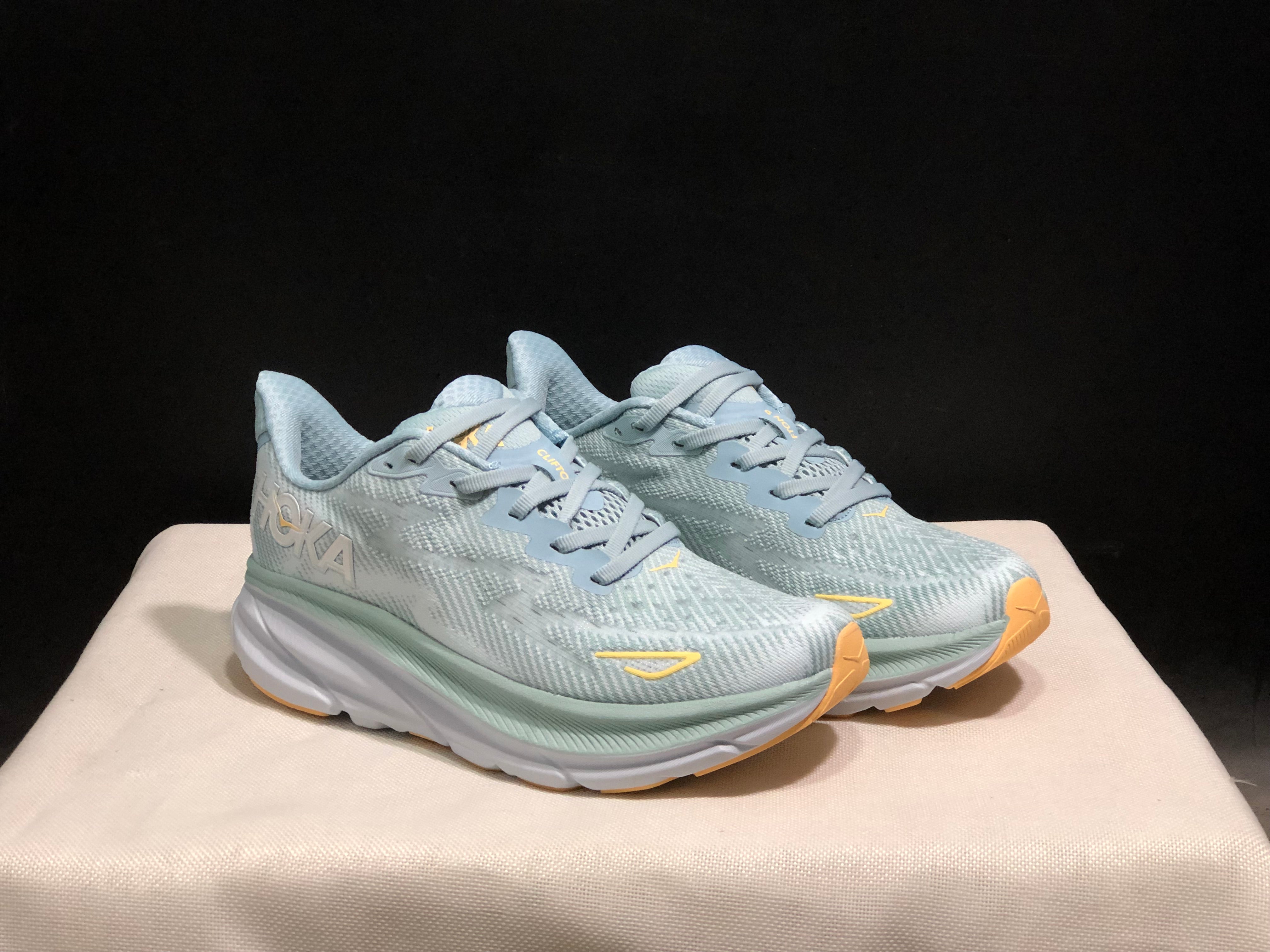 Hoka Clifton 9 'Beige-Pink'